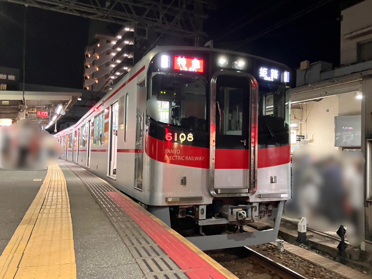 SuicaSeaside's tweet photo. 【飾磨花火臨レポ②】
臨時の下り初便は21時48分発の特急姫路行きで、6008Fが充当されました。
幌枠つきの6108号が特急表示で先頭に立つ、非常に珍しい光景が見られました。
車内表示はCI表示で運行されていました。
そして駅側の表示は種別が「直通特急」に…笑
#山陽電車 https://t.co/ckh7Yebdpe
