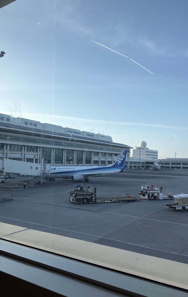 88cm_maki's tweet photo. 日頃の行いが良いので無事飛行機飛んで羽田に着きました💯 https://t.co/SRyFB79KDG
