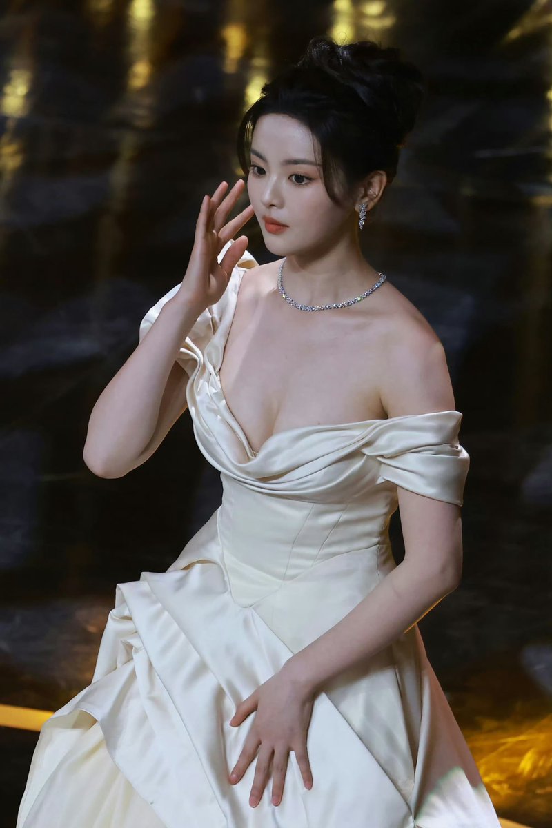 LambertsOl15549's tweet photo. 杨超越漂亮啊，真想盘她。用所有姿势和超越妹妹合体交配
杨超越🐍屏AI啪资源保存起来：https://t.co/8NwDDTeyKp https://t.co/M5s5rcv1QC
