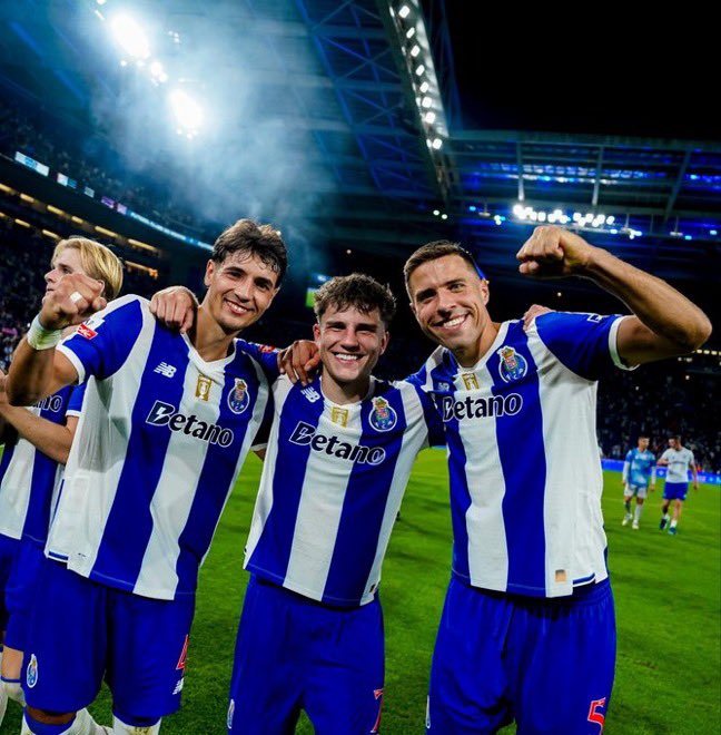 centralOskarPie's tweet photo. oskar mais uma vez numa foto com os seus colegas de equipa, kiwior e bednarek 💙🤍🇵🇱 https://t.co/5mxZaHNW0v