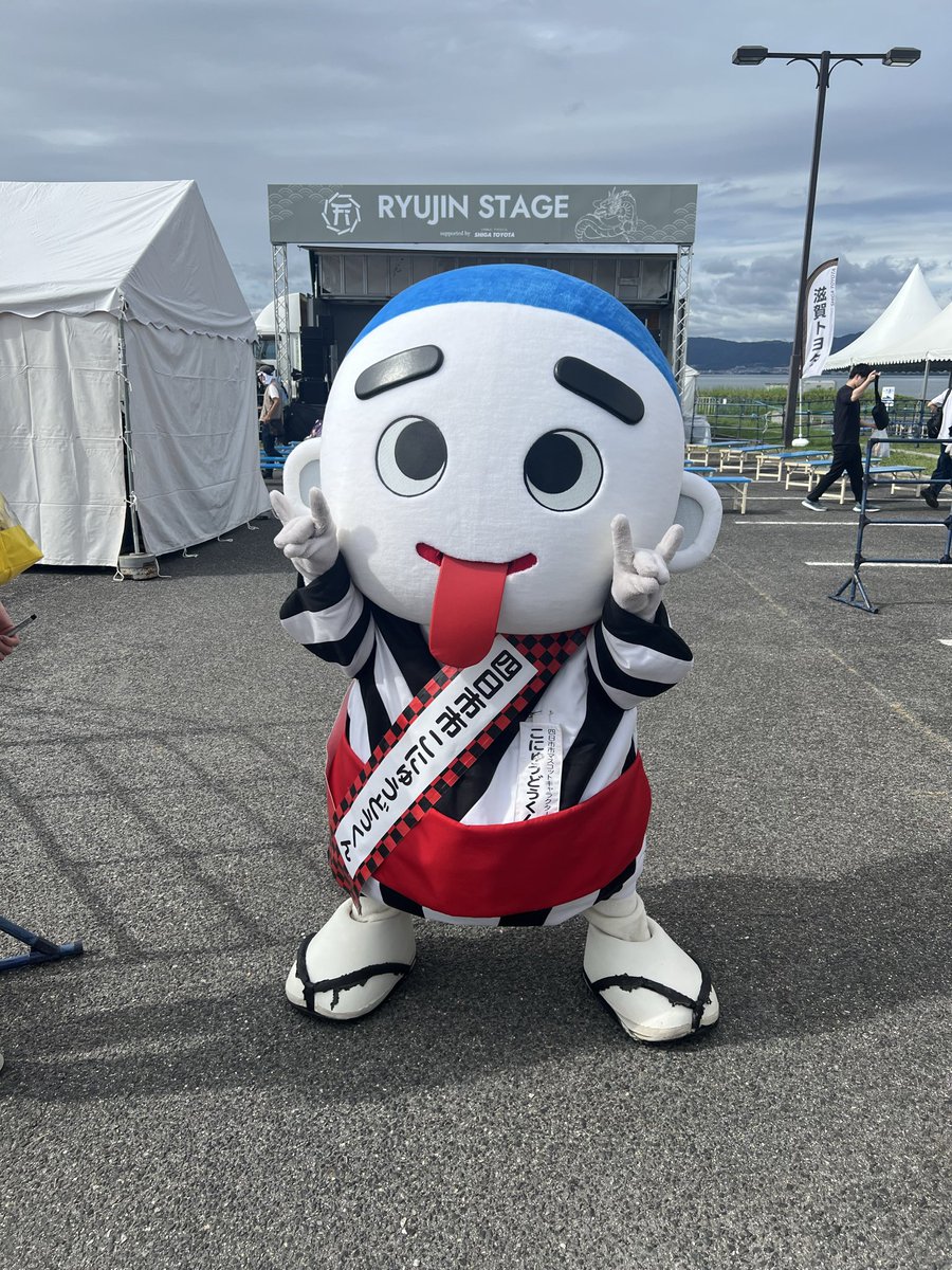 noah_rkg's tweet photo. イナズマ！入場まで待機…
入り口付近でこにゅうどうくんいたけど今日はまだ普通だった！
とりあえずChevon、ジグザグなんだけどかなり時間が…ゆっくりたのしむぞ〜！
#フェストイナズマ https://t.co/iBXEyVkqSs