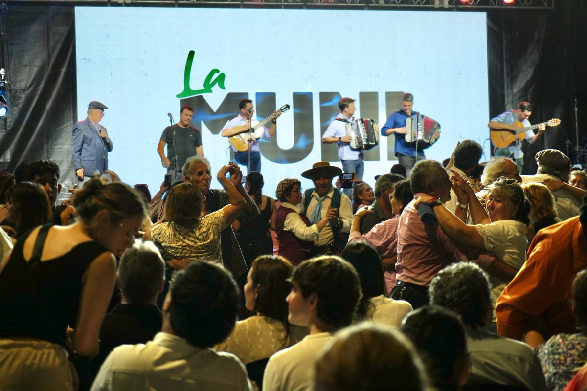 municorrientes's tweet photo. Celebramos el Día del Chamamé con el Festival en homenaje al Taita del Chamamé, en la Plazoleta Cocomarola 🪗 Destacados conjuntos chamameceros le pusieron música a esta fiesta que contó con un gran acompañamiento de los vecinos de #LaCiudadQueQueremos 🙌🏼 https://t.co/ZHjn8blCwd