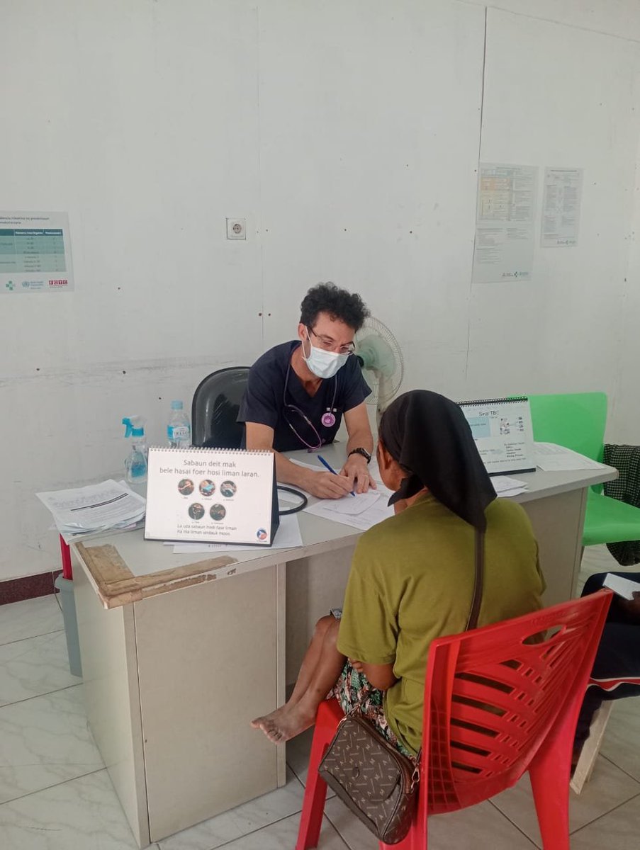 CubacooperaTLli's tweet photo. El Dr. Irovys Vázquez, Esp en MGI de la #BMCTL🇨🇺🇹🇱 en el municipio #Liquiçá brindando asistencia médica y seguimiento clínico, a Pre escolar con una Piodermitis  aguda  , garantizando la atención oportuna, la vigilancia y el tratamiento.  #CubaCoopera #CubaPorLaSalud https://t.co/cDcQznfEPi
