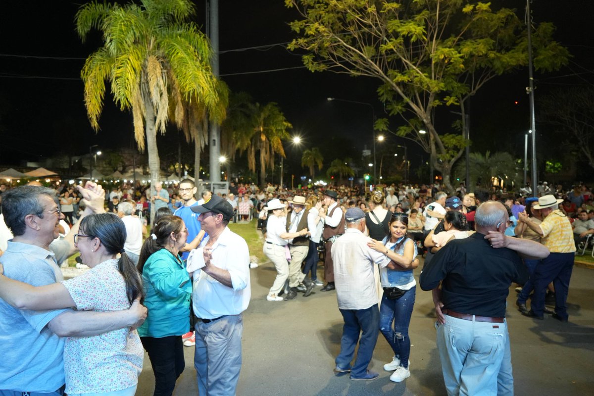 municorrientes's tweet photo. Celebramos el Día del Chamamé con el Festival en homenaje al Taita del Chamamé, en la Plazoleta Cocomarola 🪗 Destacados conjuntos chamameceros le pusieron música a esta fiesta que contó con un gran acompañamiento de los vecinos de #LaCiudadQueQueremos 🙌🏼 https://t.co/ZHjn8blCwd