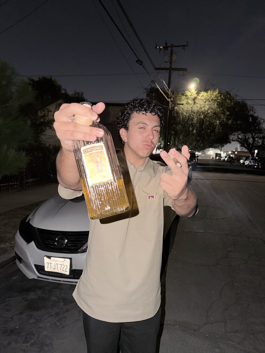 _sneakybastard's tweet photo. Idk ig have a pic from last night and a somewhat hard pee pee pic.

#nsfw #tequila https://t.co/Oa86bVWSH2