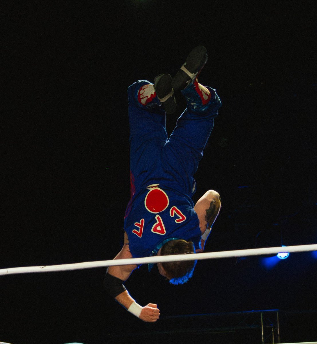 AAPnaphoto's tweet photo. Cool midair shots I snapped at first show i went with my DSLR Camera 📸.

26/07/26

#Parisdesilva #joelando #progresswrestling #britprowres #midair https://t.co/MhUpuqHEBB