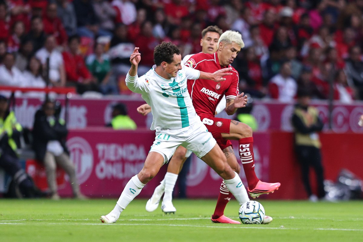 LigaBBVAMX's tweet photo. ⏱️ Medio tiempo en el Nemesio Diez.
Intensa primera mitad en el Infierno y los Diablos se llevan la ventaja a los vestidores.
@TolucaFC 2-1 @ClubSantos 👹 🆚 ⚔️
#LaLigaDeLaAfición✨ | #J9 | #AP26 | #TOLSAN https://t.co/K0UOe0hQLx