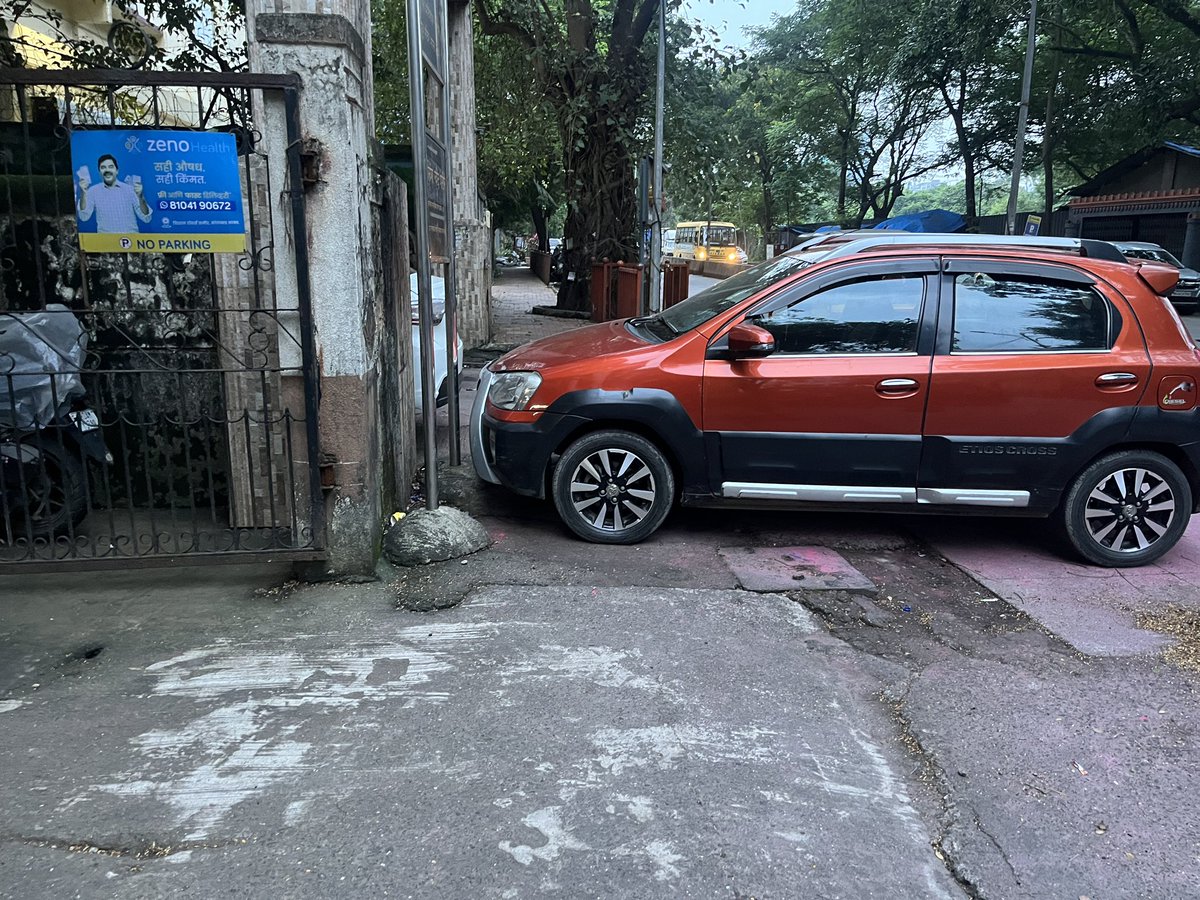 icesprings's tweet photo. Then we blame @TMCaTweetAway for not providing pedestrian paths. Rasta inke baap ka hai.. they can do whateve they want.
Location : Majiwada, near Fatima church https://t.co/cSnbKA5zFK