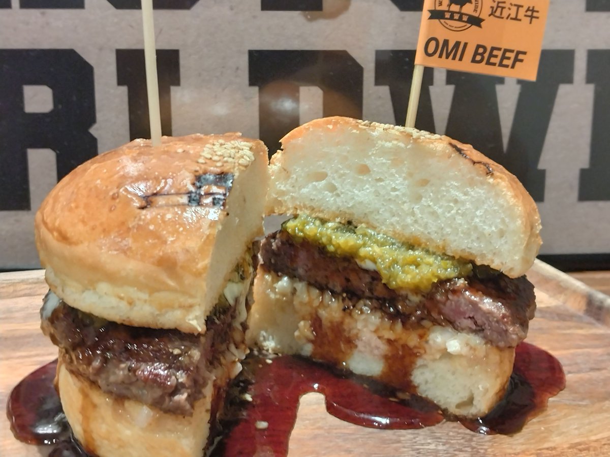 www_kyoto_'s tweet photo. Juicy Omi Beef burger goodness at Wagyu to Worldwide Kyoto makes Pontocho feel extra cozy and delicious 🍔✨ #kyoto #pontocho #wagyuburger #omibeef #burgerlove https://t.co/FimMy94ksz