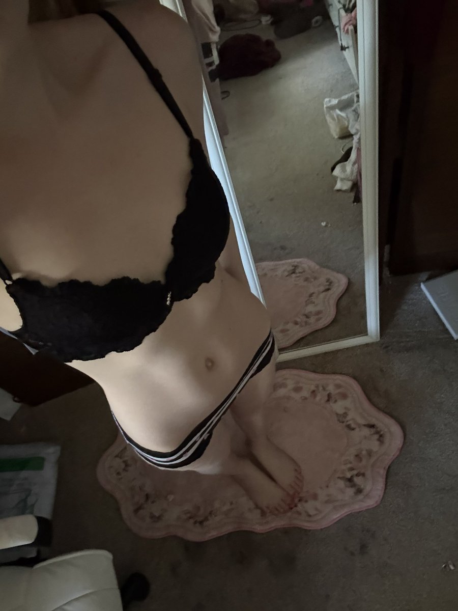 meowsatyouhello's tweet photo. please guess my bmi!! no looking 

#edrtwt #bodycheck https://t.co/chPG7kaJI0