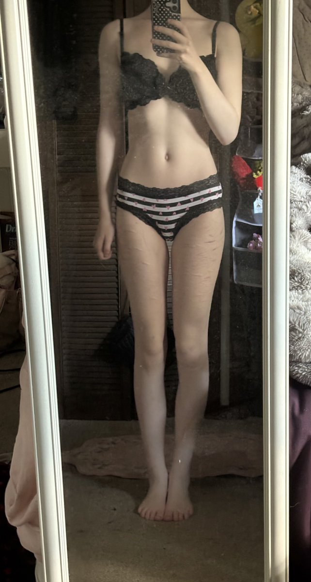 meowsatyouhello's tweet photo. please guess my bmi!! no looking 

#edrtwt #bodycheck https://t.co/chPG7kaJI0