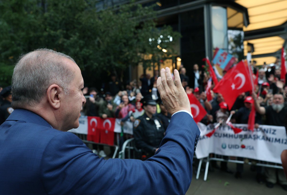 Akparti's tweet photo. Cumhurbaşkanımız Sayın Recep Tayyip Erdoğan, Birleşmiş Milletler Genel Kurulu dolayısıyla bulunduğu ABD’nin New York kentindeki Türkevi önünde kendisini karşılamak üzere bekleyen vatandaşlarımızı selamladı. https://t.co/s9vCbzREFZ