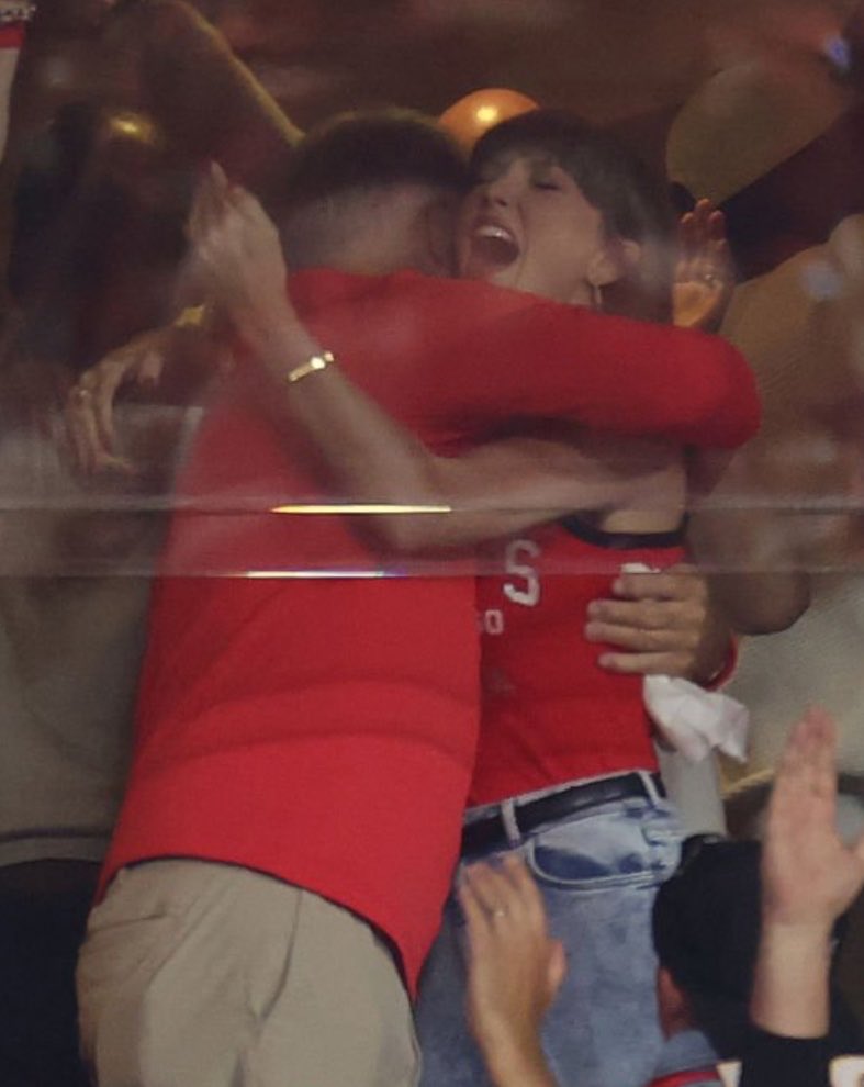cryeyesviolet_'s tweet photo. taylor and scott after travis’s touchdown https://t.co/NdfGCSm2y2