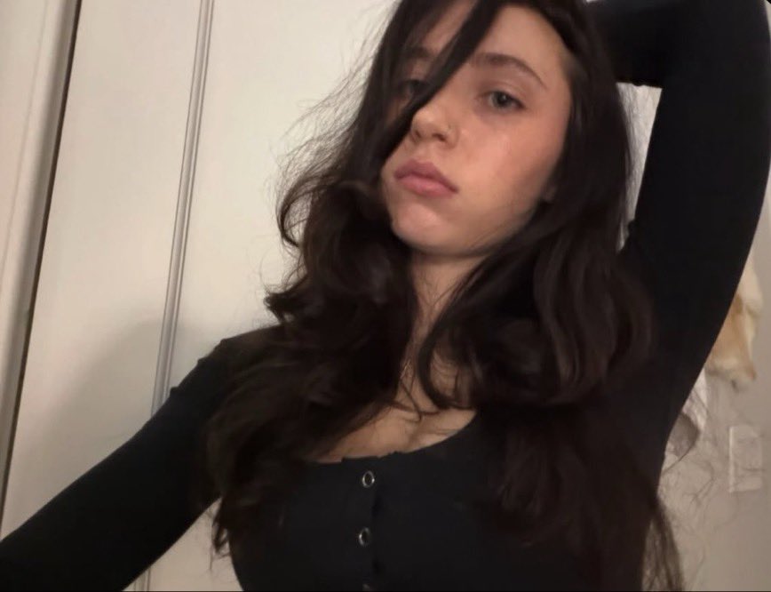 jniessie's tweet photo. cara ela nem se esforça sabe,tenho certeza q so abriu a camera do celular e tirou essa foto sem nem pretensão nenhuma de causar pqp ela é SURREALL https://t.co/EOb67bDwpV