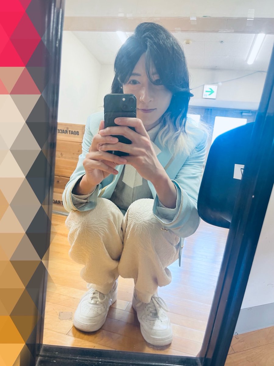 monaki_official's tweet photo. こんにちは。
サカイJr.です。

本日は、
『ＧⅢマンスリーBOATRACE杯争奪 宮島プリンセスカップ』
ボートレース宮島さまのステージイベントに参加させていただきました💙ﾋﾛｼﾏ！
「プリンセスカップ」ということで、女性レーサーのみの女性が主役の1日でした。

ボートレースっては実は「レースでお金が動いて終わり」じゃないんです。
舟券の売上げは、
払戻しやレースの運営費などに使われたあと、残った収益が自治体の財源になります。
ボートレース宮島さまの場合、その収益を生み出しているのが
廿日市市さまと大竹市さまで作る宮島ボートレース企業団です。
そのお金が教育や文化、福祉、まちづくりに活用されています。
白熱した時間を過ごしながら、街にも還元できる。
そんな面白い仕組みです。

会場で一緒に盛り上がってくださったみなさま、
そして僕たちに会いに来てくださったモナカマのみなさま、
ご都合が悪く来れなかったけどご自宅から応援してくださっていたモナカマのみなさま、
本当に本当にありがとうございます！

ボートレース宮島さまのステージ、、内装も綺麗で素敵でしたね。
ステージから1階、2階のみなさまがしっかり見えていました💙
神聖な宮島を感じながら、
ボートレースの熱気を感じながら、
モナカマのみなさまの愛情を感じながら。
沢山の方の瞳を（勝手ながら）お借りしていました。
全力の感謝が伝わっていれば幸いです。

宮島で見せて頂いたジュニ色のペンライトやお洋服、髪色、髪留め、ネイル、メッセージボードなどなど、本当に本当に嬉しかったです。
その愛情にステージ上での時間はもちろん、
ステージ以外の時間も何度も何度もパワーを頂いています。

パフォーマンスをしていると
不思議とステージとみなさまとの境目が無くなる瞬間を感じます。
その瞬間にステージが完成するかのような気がします。
そして「歌って、人と人を繋ぐものなんだな」と改めて感じます。

モナカマのみなさまと「心が繋がる瞬間」、
僕はそんな瞬間が愛おしく感じています。
モナキになったからこそ、
モナカマのみなさまと出会えたからこそ、
愛おしい時間を溢れるほど感じています。

大人になると、
気づいたら人生のフェーズが変化して、
気づいたら見えない責任が肩に乗っていて、
気づいたら目の前のことしか見えていなくて、時間に追われていたりします。
当たり前に誰だってそうだと思います。

「心が繋がる瞬間」というものは
ほんの一瞬かもしれないけれど
心がマッサージされているような、
とんでもない速さで過ぎていく時間を止めてくれるような、
誰かに「あなたは大丈夫」と言って頂けているような、
そんな魔法にかかることができます。

いつも頑張っているみなさまへ
あなたは素敵です。
僕は自分がかけてもらった魔法をそして愛情をモナキで居れる間にお返ししたいです。

大丈夫。
立ち止まっても人生は終わったりしないから。
少し疲れたら、心を繋いで「ほっと一息」を一緒に感じようね💙ｶﾝｼﾞﾃﾈ。

明日もあなたが幸せでいられますように。

📝一言メモ

本日の舞台は、
「ボートレース宮島」さまです。
台風でも負けじとサカイJr.調べで参ります。

実はここ、建築好きとしてもかなり面白い場所なんです。

まず歴史からです。
ボートレース宮島が開場したのは、1954年11月1日。

今から約70年前です。
当時、全国で20番目のモーターボート競走場としてスタートしました。
そして面白いのが、「宮島」という名前の通り、宮島のすぐそばにあること。

ただし、競走水面そのものは人工的につくられた単純なプールではなく、
瀬戸内海の海水を利用しています。ﾄﾘﾋﾞｱ。
つまり、
目の前にある海そのものを、競技の舞台として都市の中に取り込んでいるんです。
これって建築・都市の視点から見ると、すごく面白いです。

建築というと、建物そのものをイメージしがちですが、
「建物の外に何があるのか」
「その場所にある自然をどう取り込むのか」
というのも、僕は建築を考える上では大切なことだと思っています。

ボートレース宮島の場合は、
瀬戸内海そのものが競走水面になっていて、さらにスタンドからは宮島や連絡船、
天気の良い日には厳島神社の大鳥居まで望める。

つまり、
「レースを見る」という目的と、
「宮島の景色を見る」という体験が一つの場所に重なっているんです。
そして、施設の歴史を調べてみるとさらに面白いのです。。

1954年に開場してから、ずっと同じ建物を使い続けてきたわけではありません。
1960年代には、
スタンドの改修や新設、審判塔の整備、護岸工事、屋根付きの歩道、特別観覧席、駐車場などなど少しずつ施設がアップデートされています。

これって、街や建築が成長していく過程そのものなんですよね。

最初は、「レースを開催するための施設」。

でも人が増えると、
「もっと見やすくしよう」「雨の日でも移動しやすくしよう」「観客が快適に過ごせるようにしよう」「車で来る人のための場所も必要だ」
と新しい要求が生まれてくる。

そのたびに建物や外構が変わっていく。

つまり建築は、一度完成したら終わりではなく、「人の使い方」に合わせて変化していくものなんだと思います。

現在のボートレース宮島も、時代の違う施設が組み合わさって一つの場所をつくっています。

中央スタンド棟は1990年、東スタンド棟は1999年に整備されたという資料もあり、さらに中央スタンド棟などはその後も改修されています。

「1954年につくられた場所」が、2026年の今も現役で使われている。

これだけでも、都市って面白いなと思います。

昔のまま残っているのではなく、
時代に合わせて手を入れながら、
役割を更新しています。

そして、もう一つ興味深いのが、この場所が都市の中で担っている役割です。

宮島口には、JR宮島口駅、広島電鉄、国道、フェリーターミナル、そしてボートレース宮島があります。

たくさんの「人の流れ」が交差する場所です。
宮島へ観光に行く人。
地元で暮らす人。
働く人。
レースを見に来る人。

そして今日の僕たちのようにイベントに参加する人。

それぞれ違う目的を持った人たちが、同じエリアを行き交っている。

都市は、
実は建物の集合体というより、
「人の流れの集合体」なのかもしれません。

そして、
そこに建築が器として存在して、
人の動きや滞在を受け止めている。

今日、僕たちがステージに立ったことで、普段は「レースを見る場所」だった空間に音楽を聴く時間が生まれました。

これも、
場所の新しい使われ方の一つなのかもしれません。

2026年には、ボートレース宮島さまが
「ボートの力を、みんなの力に。」という新しいスローガンも掲げています。

ボートレースで生まれた収益を、
地域の暮らしや公園、子どもたちの学習環境など、
地域の未来につなげていくという考え方です。

「レースをする場所」から、
「地域と関わる場所」へ。

建築だけではなく、施設そのものの役割も時代とともに変わっていくんですね。

そして、
ここから僕たちモナキも学べることがあると思っています。

今は、「歌う」「踊る」「ライブをする」ということが中心かもしれません。
でもこれから先、
一つ一つのステージを積み重ねながら、
モナキにしかできない体験やイベントが見つかるかもしれません。
そんな変遷をモナカマのみなさまと対話しながら創り上げていけたら幸せです。

そろそろ読みきれないと言われそうなので
宮島や厳島神社のこともさらに書く予定でしたが、また改めますね。

本日の楽屋とステージの様子、そして広島の空をパシャり📸

#いつだってモナカマと
#妄想散歩
#モナキの日常