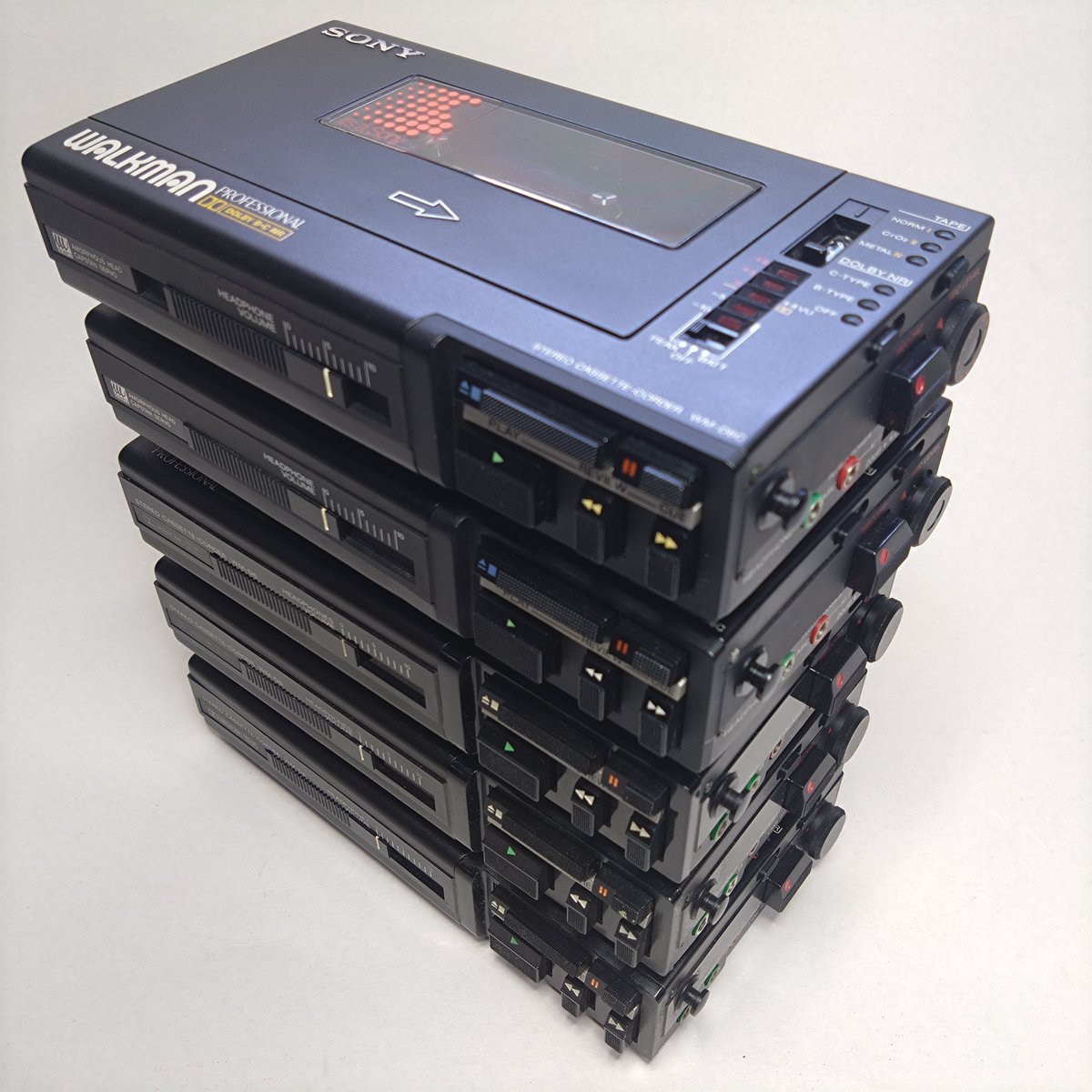 vq_rider's tweet photo. SONY WALKMAN PROFESSIONAL
WM-D6（1982）WM-D6C（1984）

WM-D6系は駆動部がTPS-L2と同様の構造となっています。ということは、同じ不具合が起こるということですね。悩ましいです。

#SONY
#WALKMAN
#WMD6
#WMD6C https://t.co/AmSREC2mLS