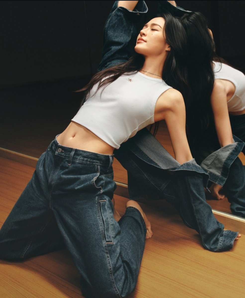 khunhuumhakwong's tweet photo. Lingling Kwong กับการถ่ายทอดโฆษณาภาพลักษณ์ของ Calvin Klein ในแคมเปญ 👖“Feel the Fit” 👖 So hottttttt 🔥

#LinglingkwongxCalvinklein
#Calvinklein #LinglingKwong
@CalvinKlein @linglingsirilak https://t.co/Ghz6BC88aF