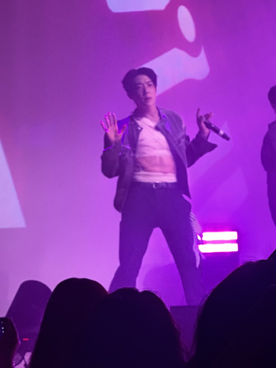 taylorlikescows's tweet photo. IM GOING TO EAT HIM

#onepact #outshine_toronto https://t.co/IQ4HmagGVP