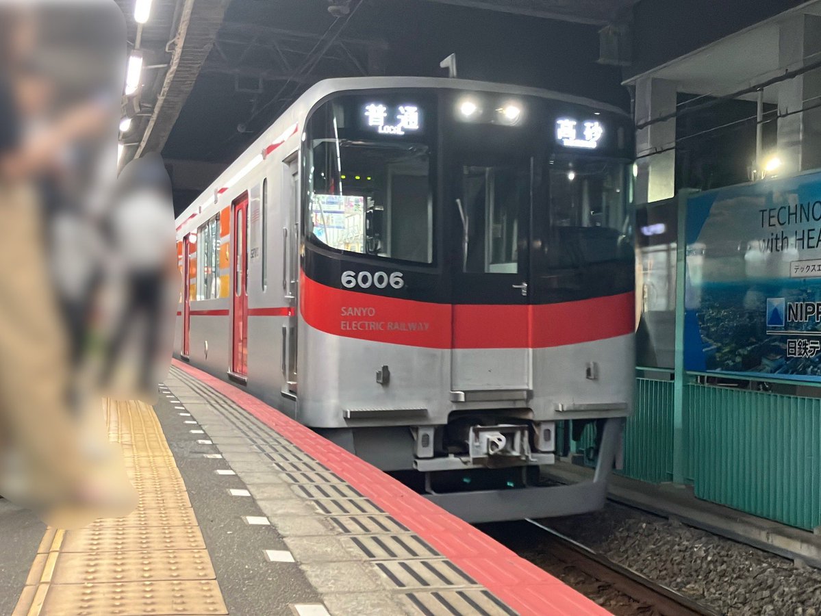 SuicaSeaside's tweet photo. 【飾磨花火臨レポ③】
臨時上り最終便は22時49分発の普通車高砂行きで、6006Fが充当されました。
普通車の高砂行き自体は平日朝に下りで定期運行がありますが、上り列車では現在存在していません。
この列車については高砂到着後、H9230列車の待避後に東二見へ回送されました。
#山陽電車 https://t.co/wosYBzjZIJ