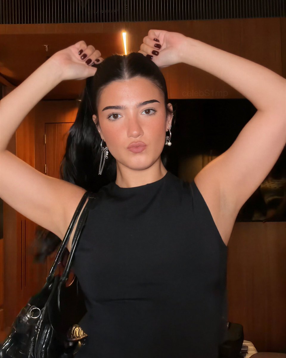 celebS1mp's tweet photo. Charli wants you to look at her pits. https://t.co/GUoITXQST9