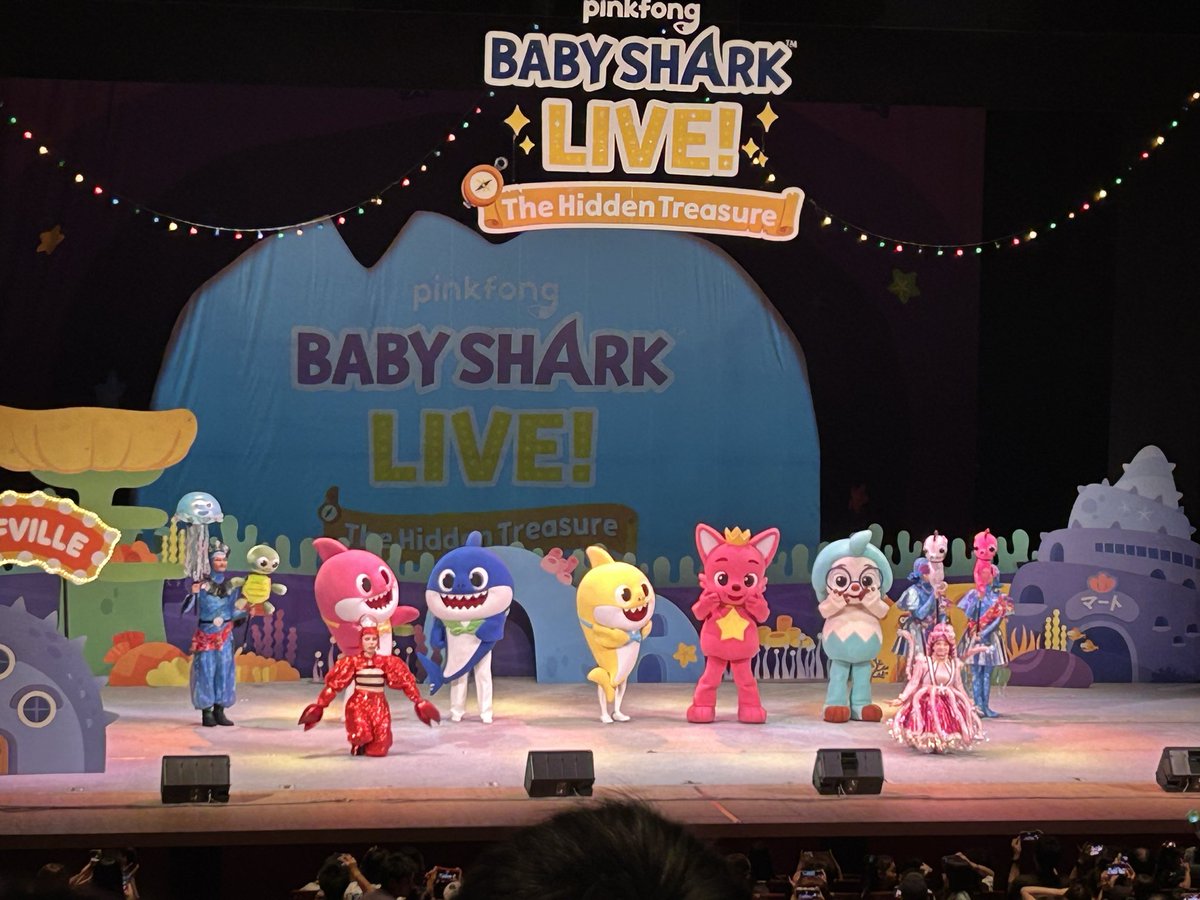 NTLIVEROOM's tweet photo. 海外でも有名で
特にお子さまには名は知られてる
シャーク🦈 子供サメが主人公で
家族仲間たちを連れ なぞなぞしながらストーリーが展開する 
 #ベイビーシャークLIVE
 #福岡公演 
８割くらい埋まり全部家族連れの中
緊急でもあり
当日券での入りなんで最後方💦
もう10年近くぶりの観劇
まだあるよー→ https://t.co/F4QDzq4piQ