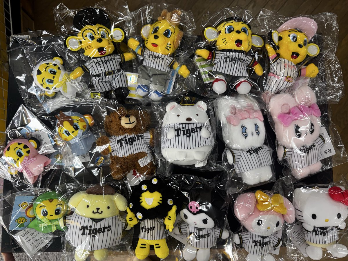 Kazu2Tigers's tweet photo. タイガースのぬいぐるみいろいろあります💛🐯
店頭に並んでいるタイガースのぬいぐるみ達です✨
おなじみのタイガース仕様から、
かわいいデザインのものまで…😍🐯
お気に入りの子をぜひ探してみてください👀💕
皆さまのご来店お待ちしております🐯💛
#タイガースグッズkazu
#タイガースグッズ https://t.co/djosfnBedn