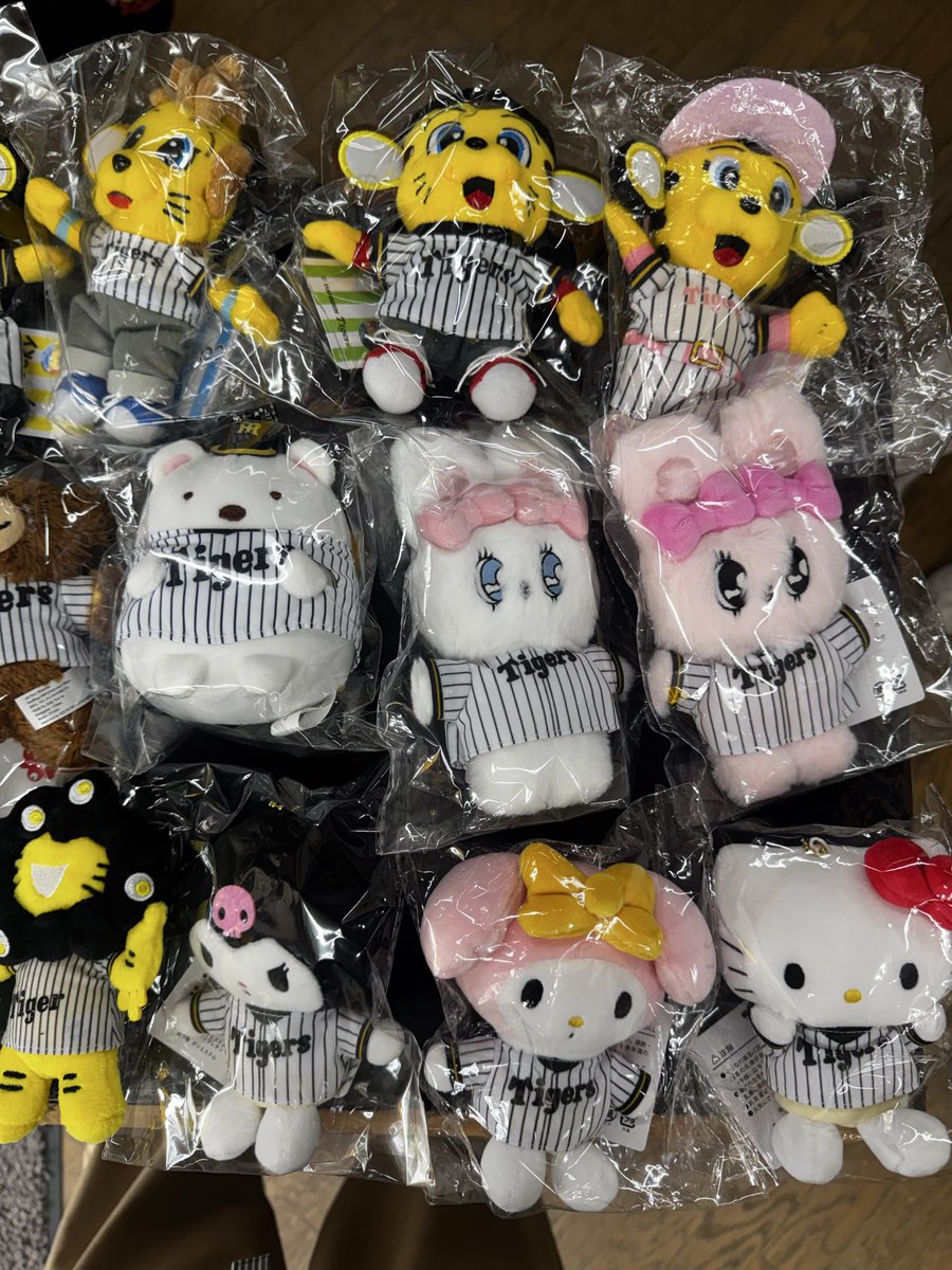 Kazu2Tigers's tweet photo. タイガースのぬいぐるみいろいろあります💛🐯
店頭に並んでいるタイガースのぬいぐるみ達です✨
おなじみのタイガース仕様から、
かわいいデザインのものまで…😍🐯
お気に入りの子をぜひ探してみてください👀💕
皆さまのご来店お待ちしております🐯💛
#タイガースグッズkazu
#タイガースグッズ https://t.co/djosfnBedn