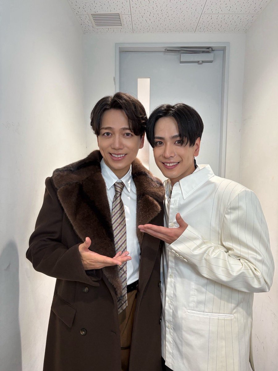 m_kuroba's tweet photo. おはようございます。
 #マリフェス2026
昨夜無事に終演。
ご来場いただきました皆様ありがとうございました！
楽しんでいただけていたら幸いです。
僕は最高に楽しかったです😭

2日目マリフェスに遊びに来てくださった
育三郎さん、樟太郎、一慶さん、成弥さん
サプライズでメッセージ動画を送ってくださった、花總さん、流司
ありがとうございました🙇
皆様のあたたかさに本当に感謝しております。
初日と2日目、皆様と過ごせた時間は宝物です。
最大級の愛と感謝を！
これからも黒羽麻璃央をよろしくお願い致します！