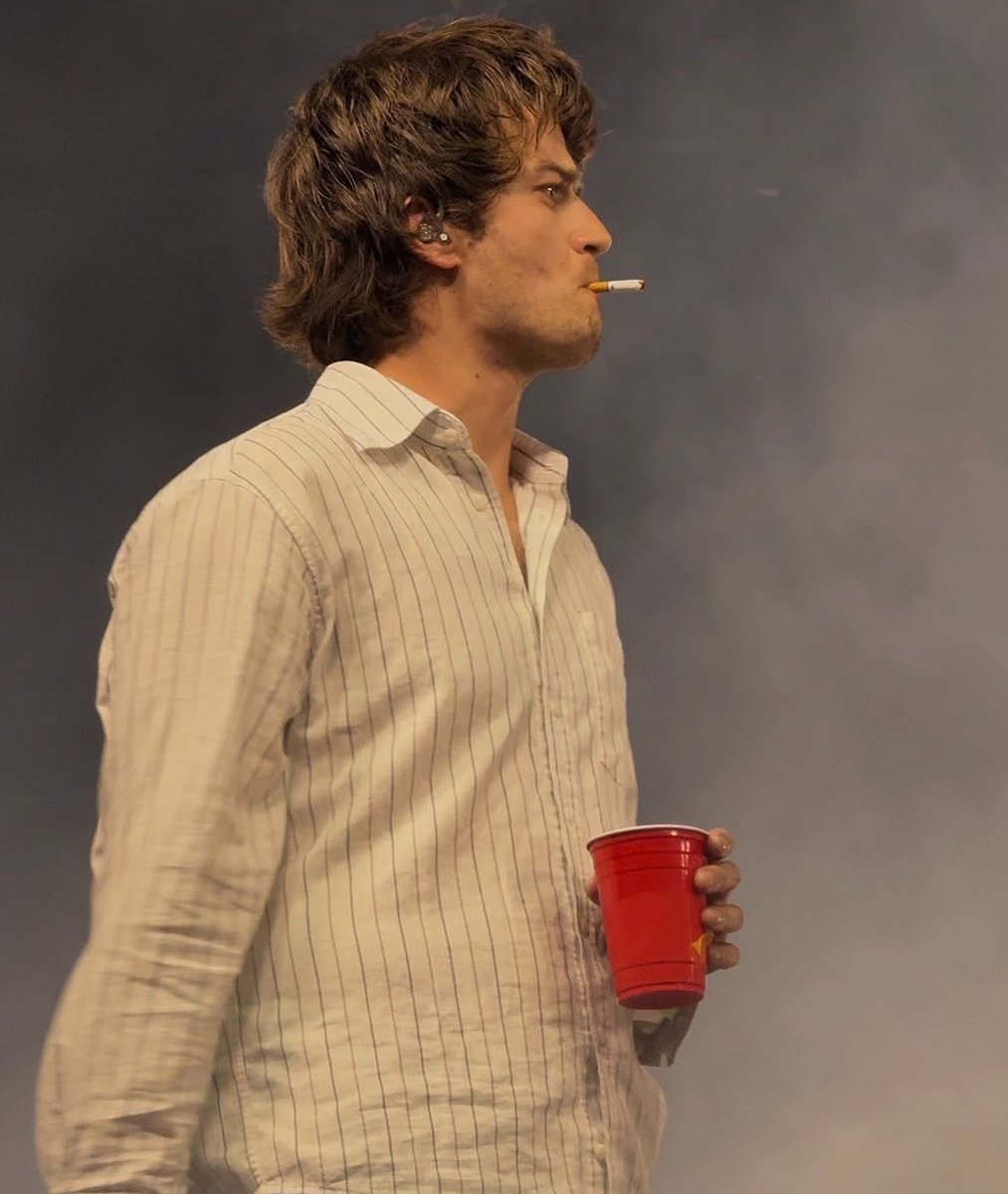 djoawake's tweet photo. his nose in the first one and the cigarette. https://t.co/7iMxRwg9Oq