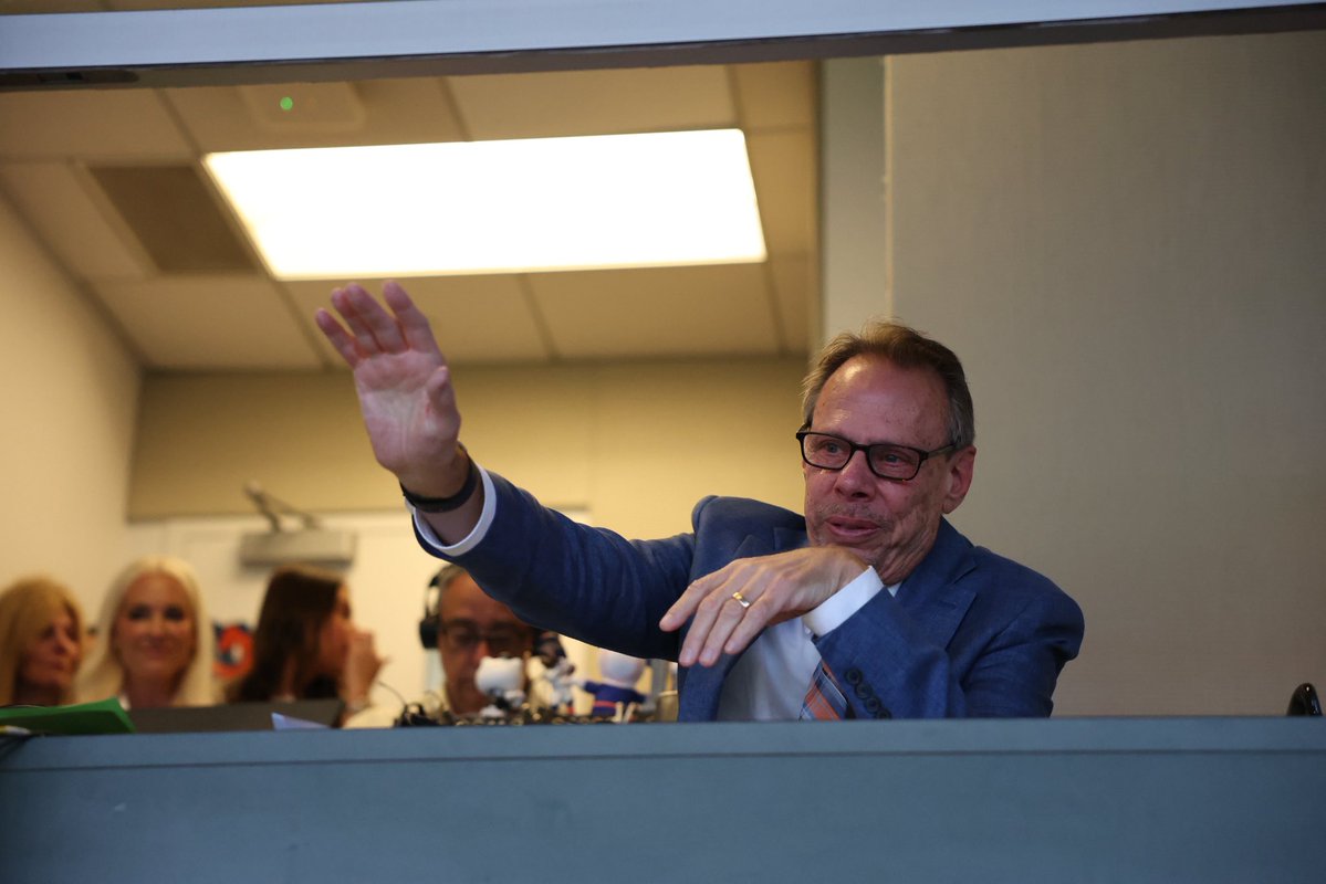 Mets's tweet photo. A tip of the cap to a legend. https://t.co/Tk34l7ffDZ