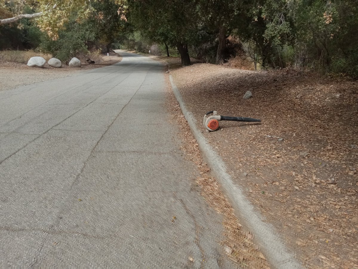 FredHikesThree's tweet photo. Blowing on Big Dalton Wilderness Park until I ran out of gasoline. Got from the dam gate to the Open Air Amphitheater and ran out doing the Southern edge or Coulter Pine Trail trailhead, argh. https://t.co/lRKxuqotNv