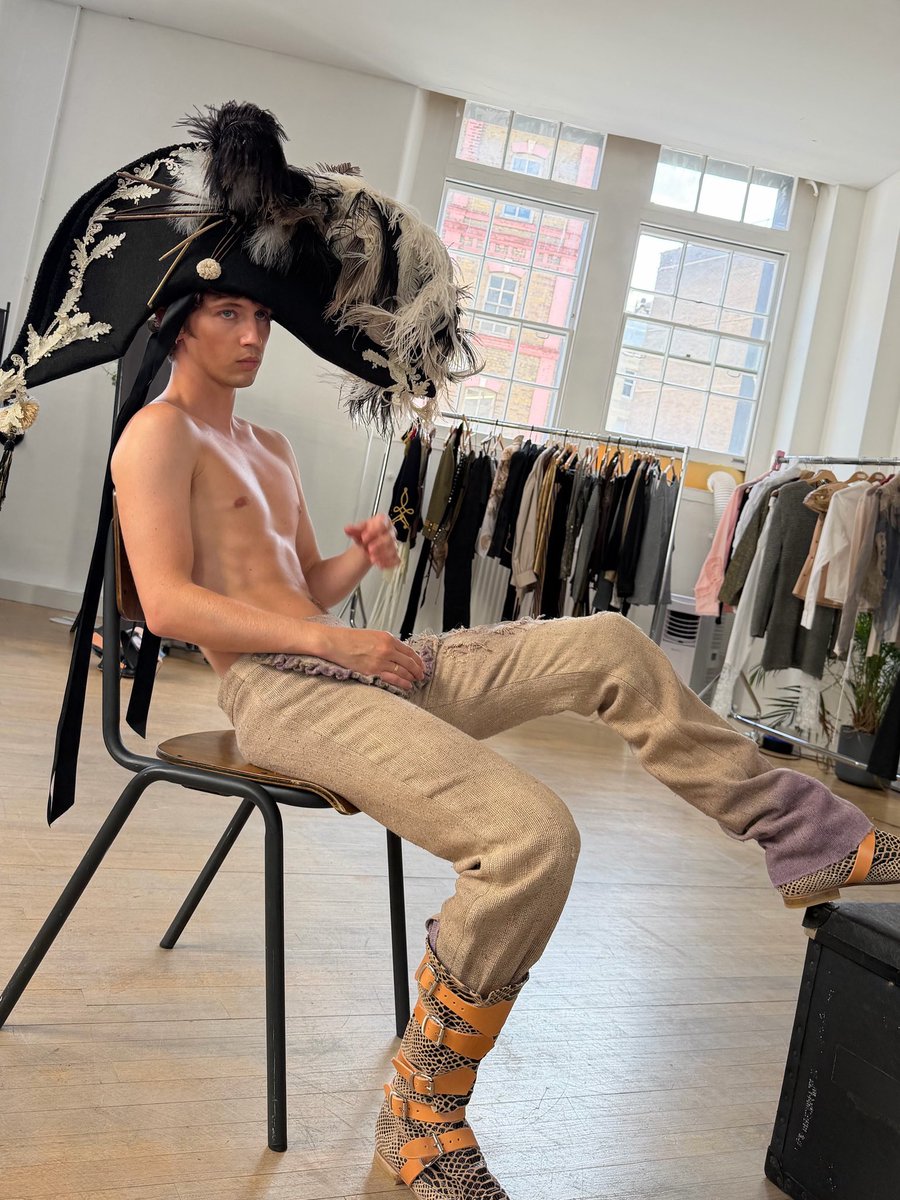 UpdatedTS's tweet photo. Troye via his Instagram 🖤 https://t.co/Db0UIQA0Oo