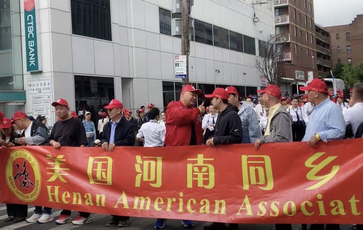 zhihui999's tweet photo. 🚨看看這個藍衣暴徒誰認識？紐約街頭謾罵打人的共匪嘴臉暴露無遺！他們把人格分裂玩到了極致❗️
👉吃自由飯砸自由鍋：肉身賴在西方享受民主福利，轉頭就替獨裁專制搖旗吶喊‼️
💥毫無廉恥極度投機：如此愛中共，怎不見一人註銷綠卡回中國？在美替中共暴政洗地，這種離岸愛國的表演還要噁心人到幾時⁉️ https://t.co/mBat1jmVkR