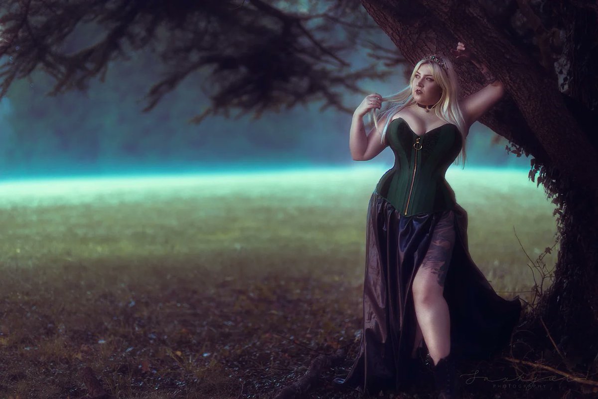 brycejp1's tweet photo. I’ve been listening to @thebandghost all day, so it’s only fitting they play while you admire this stunning shot by @saxkjaer_photography, featuring one of @moodycorsetry’s corsets from my stay at @thecorsetryretreat. https://t.co/o5cltjDLUC