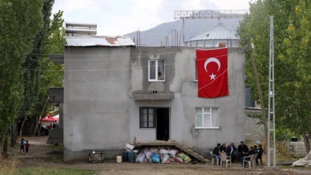 FiiTarih's tweet photo. Vatan işte burası..
Boyası olmayan bir ev..
Türk Bayrağı asılmış..
Kederli, acılı ve yarım kalmış bir ev..
İşte burası vatan..

Şehidimiz Maşallah Abakay’ın baba ocağı.. https://t.co/3qdVRUBXTv