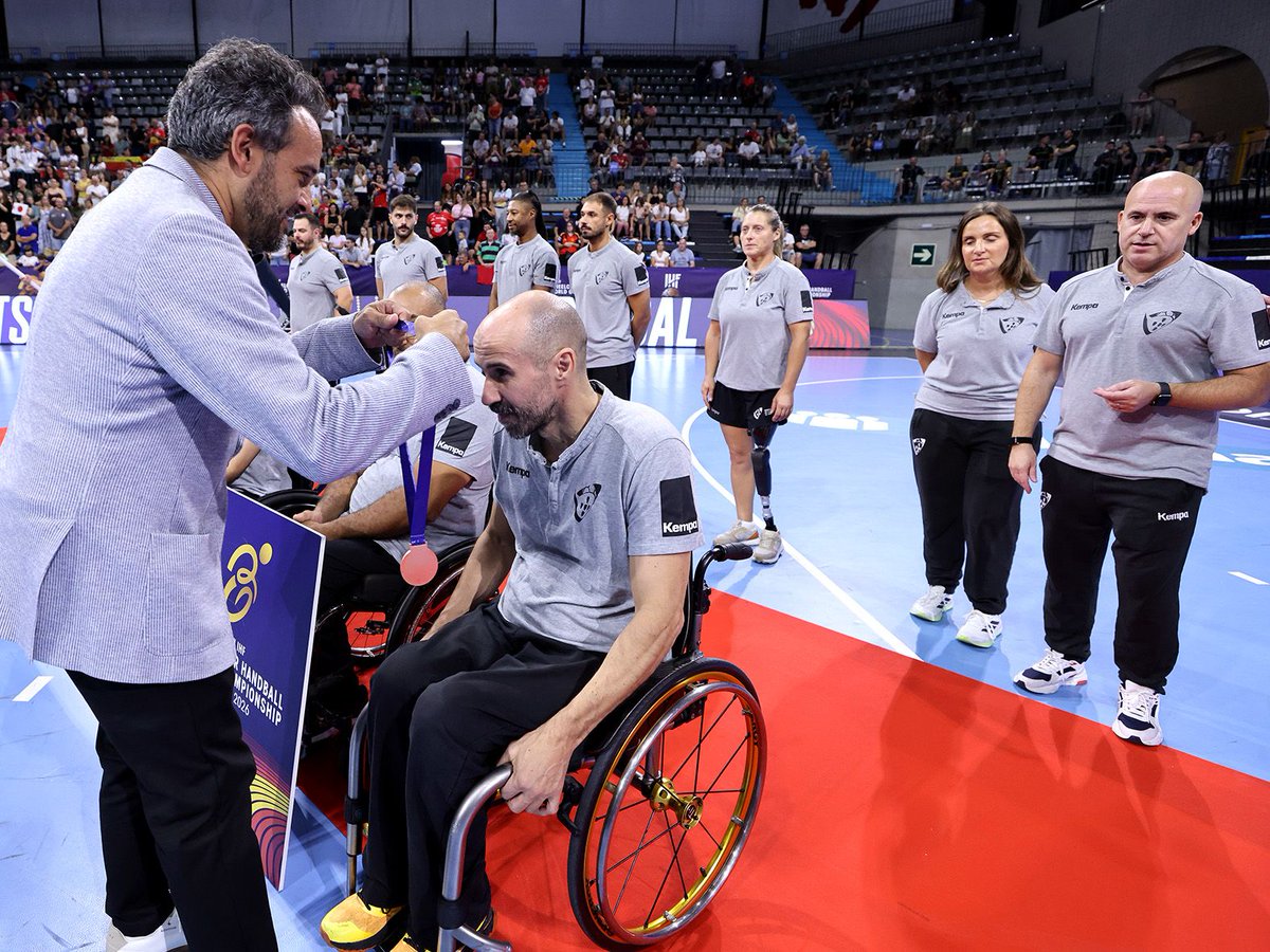RFEBalonmano's tweet photo. 🥉 𝐏𝐎𝐑𝐓𝐔𝐆𝐀𝐋, 𝐁𝐑𝐎𝐍𝐂𝐄 𝐌𝐔𝐍𝐃𝐈𝐀𝐋 🇵🇹

🏆 Portugal recibe la medalla de bronce tras finalizar en tercera posición en el IV Campeonato del Mundo #WheelchairHandball

📷 RFEBM | X. Solanas

▶️ @gencat · @esportcat · @granollers · @diba

#Spain2026 #WheelchairHandball #BalonmanoSillaRuedas