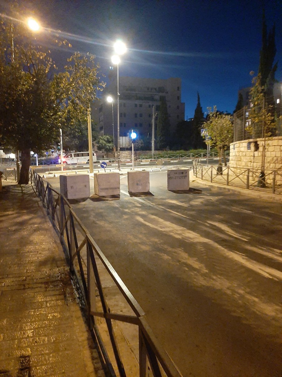 roy98968's tweet photo. יום כיפור ירושלמי

בתמונות:
בטונדות שחוסמות את הכבישים בין מזרח ומערב ירושלים.
תמונה אחת ליד הר הצופים ותמונה שנייה ליד העיר העתיקה https://t.co/nX4bkZfZMN