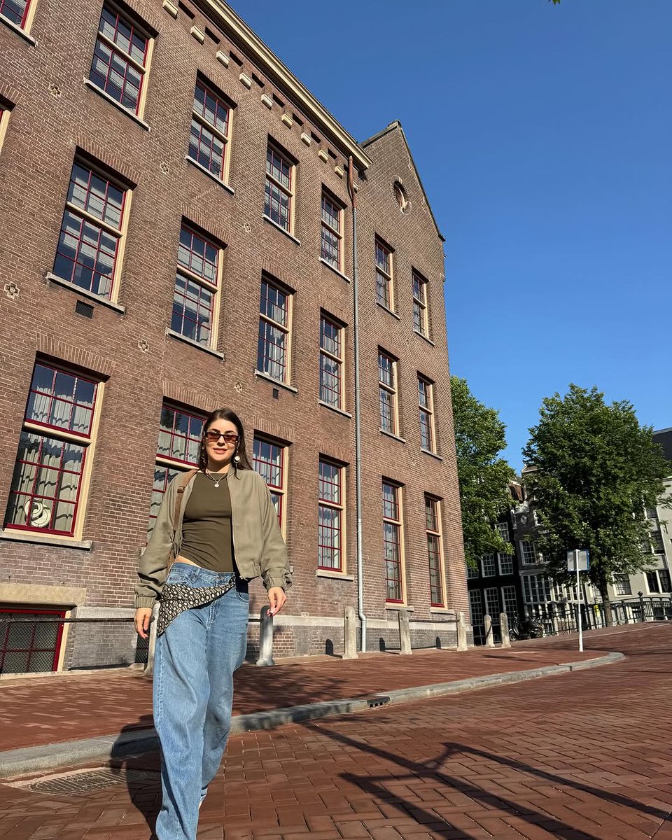 como4562's tweet photo. Amsterdam’a da gitmişim, showumu yapmışım, 23.098 adım atmışım, Van Gogh’a da çok yanmışım. Canım benim hep bir umut arayışında olmuş, küçük mutluluklar peşinde koşmaya çaba sarf etmiş… https://t.co/liJFSMo8C1