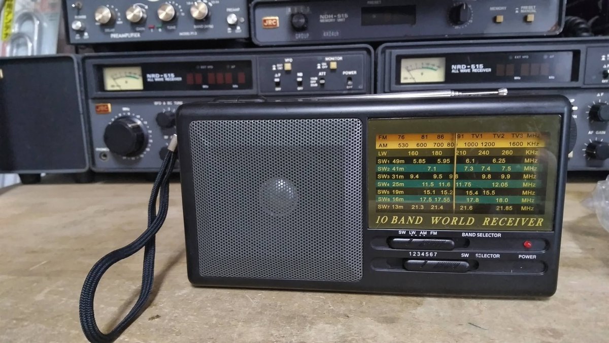 XW8KPV's tweet photo. ハムフェアが終わり、溜まっていたダンボール箱が半分以上なくなり、隠れていた飾り物の整理を始めています。
あまり、場所を取っていないですが、小型ラジオの整理（嫁ぎ先）を始めています。
やはり、通電しないと、電池BOXのサビや不具合が発生しやすいので、使えるうちにと思っています！ https://t.co/YVdLloVAOl