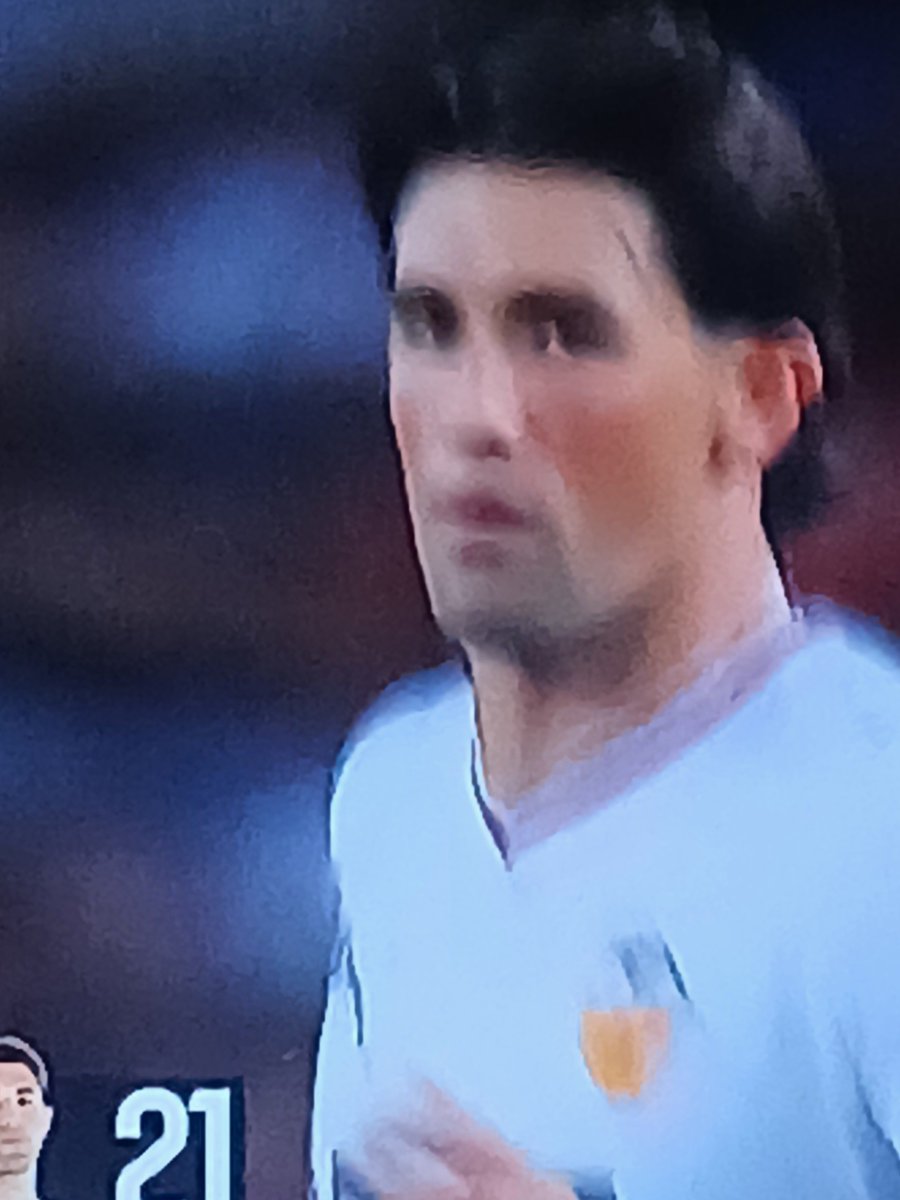 Kumanazo's tweet photo. Entra el bujarrilla de Jesus Vazquez, este tiene base, serum y casi que pinta labios, mas maquillaje y le fichan los BTS.
#ValenciaRealSociedad https://t.co/19fJ81EFIa