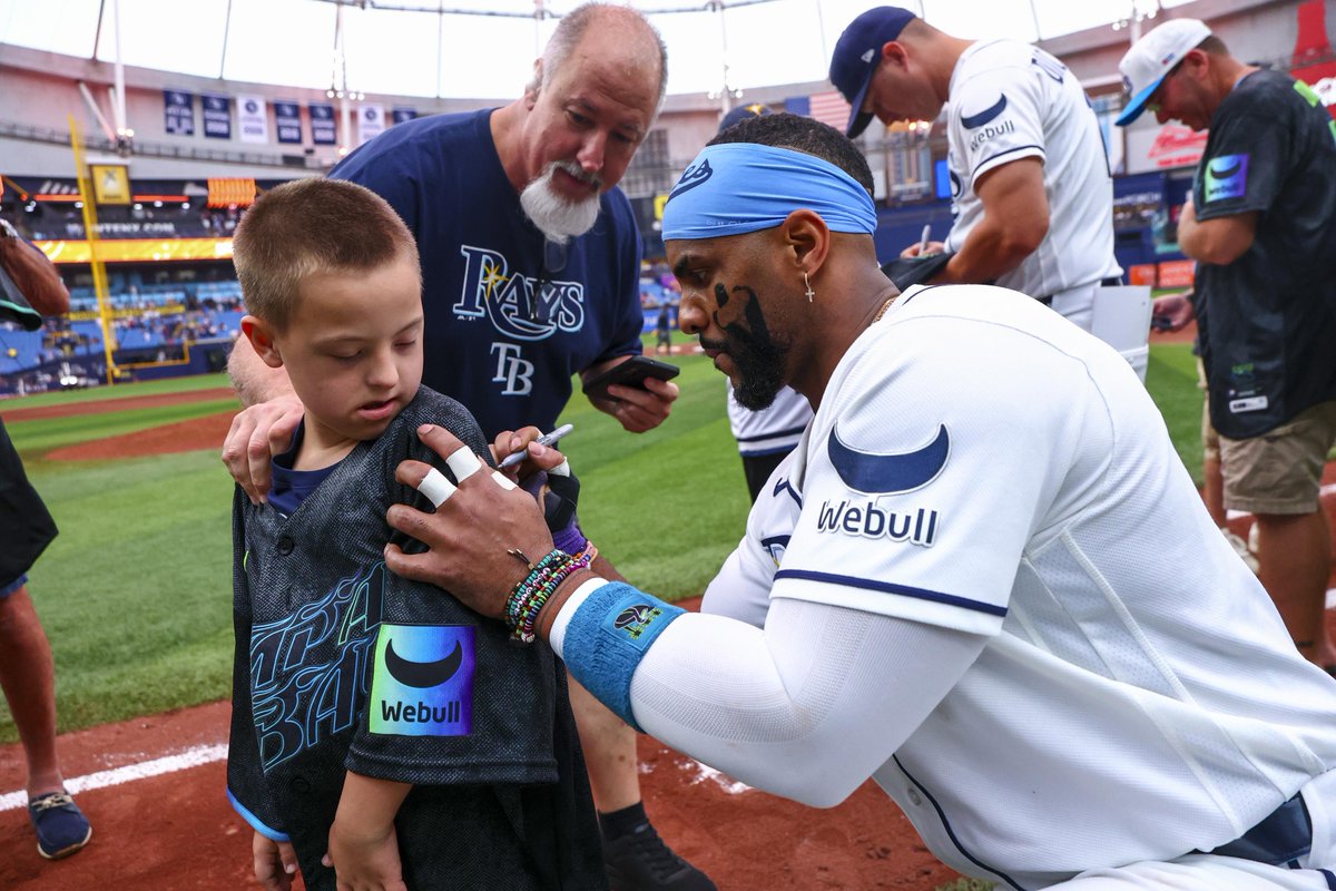 RaysBaseball's tweet photo. One of our favorite traditions 🤗

Thank you once again to everyone who supported Shirts Off Our Backs and the Rays Up Foundation over this last homestand! https://t.co/L4q898VEUo