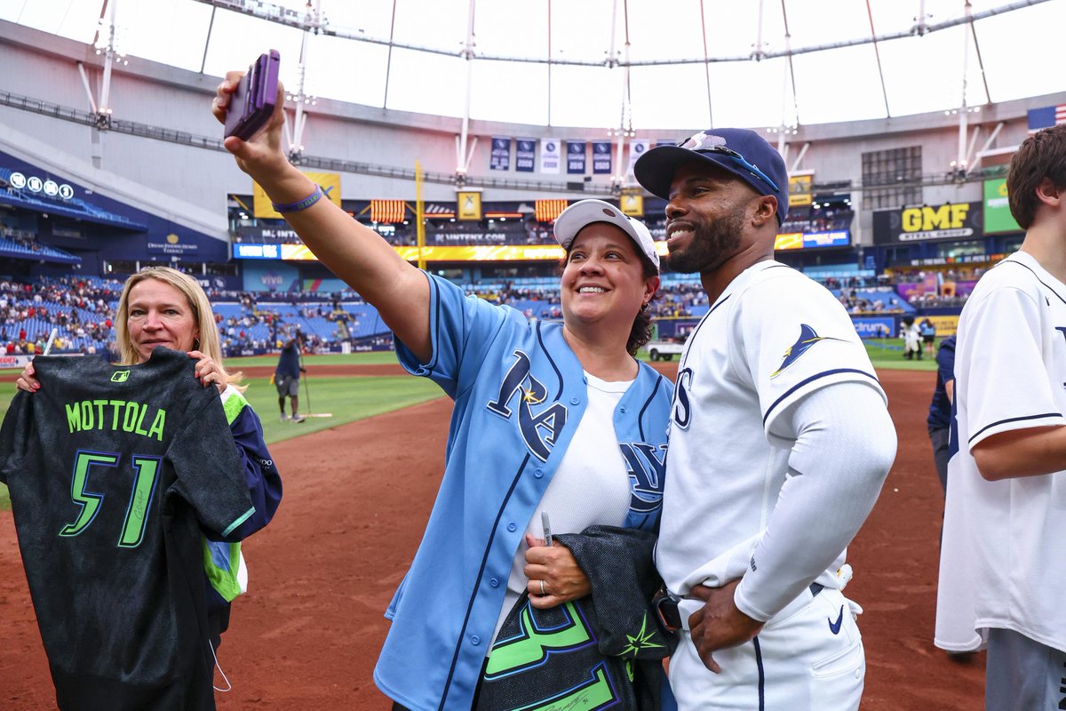 RaysBaseball's tweet photo. One of our favorite traditions 🤗

Thank you once again to everyone who supported Shirts Off Our Backs and the Rays Up Foundation over this last homestand! https://t.co/L4q898VEUo