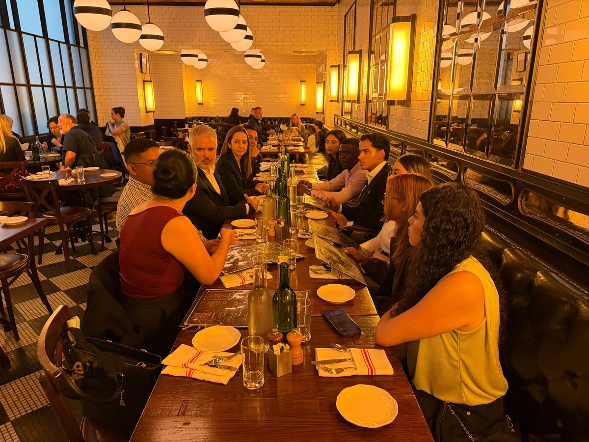 IvanDuque's tweet photo. Estamos en Nueva York con los jóvenes de la tercera generación de #DreamersAndMakers. 

Durante una semana estarán en organismos multilaterales, centros de innovación social,  universidades, jóvenes líderes de otros paises y con líderes internacionales compartiendo sus proyectos de impacto social en Colombia.

Son una nueva generación de innovadores sociales que, desde nuestra Fundación @fimas_org, aceleramos su liderazgo para transformar sus territorios y llevar estas experiencias a sus comunidades.