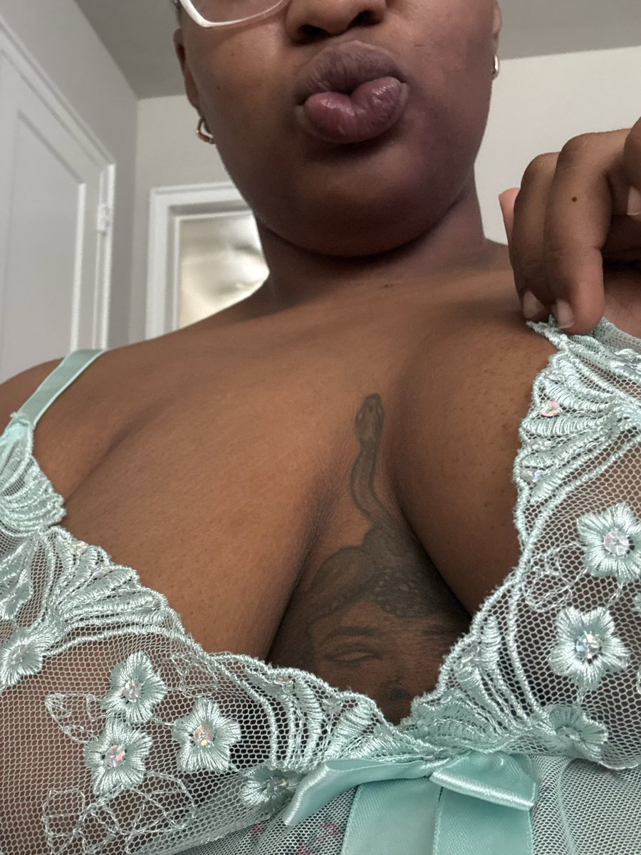 Nina2nite's tweet photo. It’s sexy Sunday🤭 who wants to see more? #ebony #nsfw https://t.co/Vxo7sD8JqV
