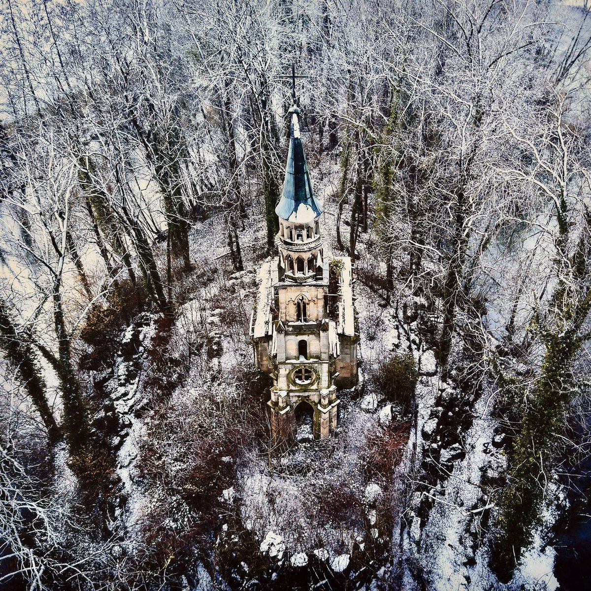 dark_puffin's tweet photo. A #LostPlace: an #abandoned building where #humans moved out and time moved in. #Factories, #hotels, #hospitals or #villas slowly #surrender to #rust, #dust and #vegetation turning #architecture into accidental time capsules. #History without a #curator + questionable floorboards https://t.co/9TwBEaSMgh