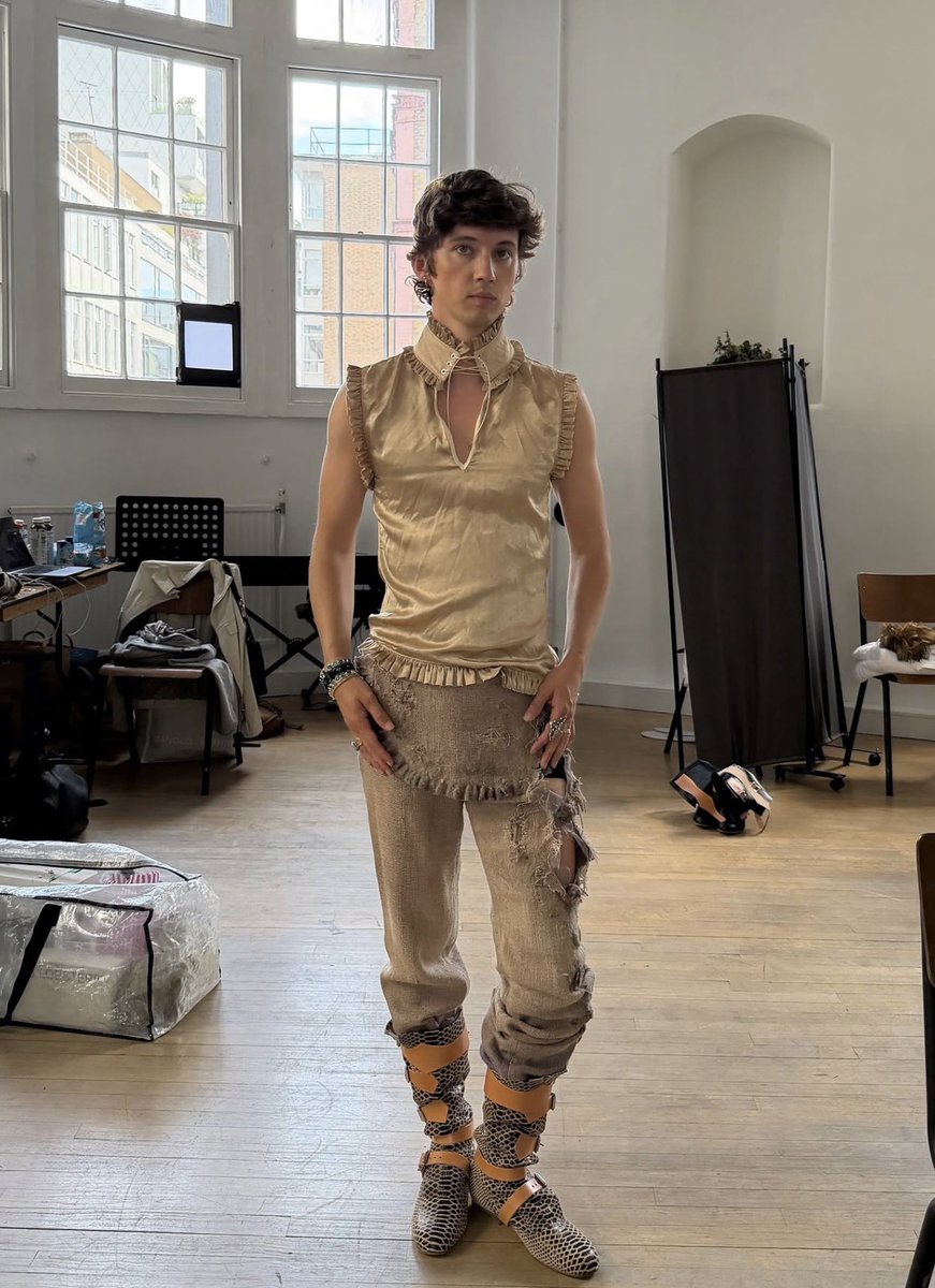 UpdatedTS's tweet photo. Troye being styled for the Party Music Video 🤎 https://t.co/Byw1bkp1zb