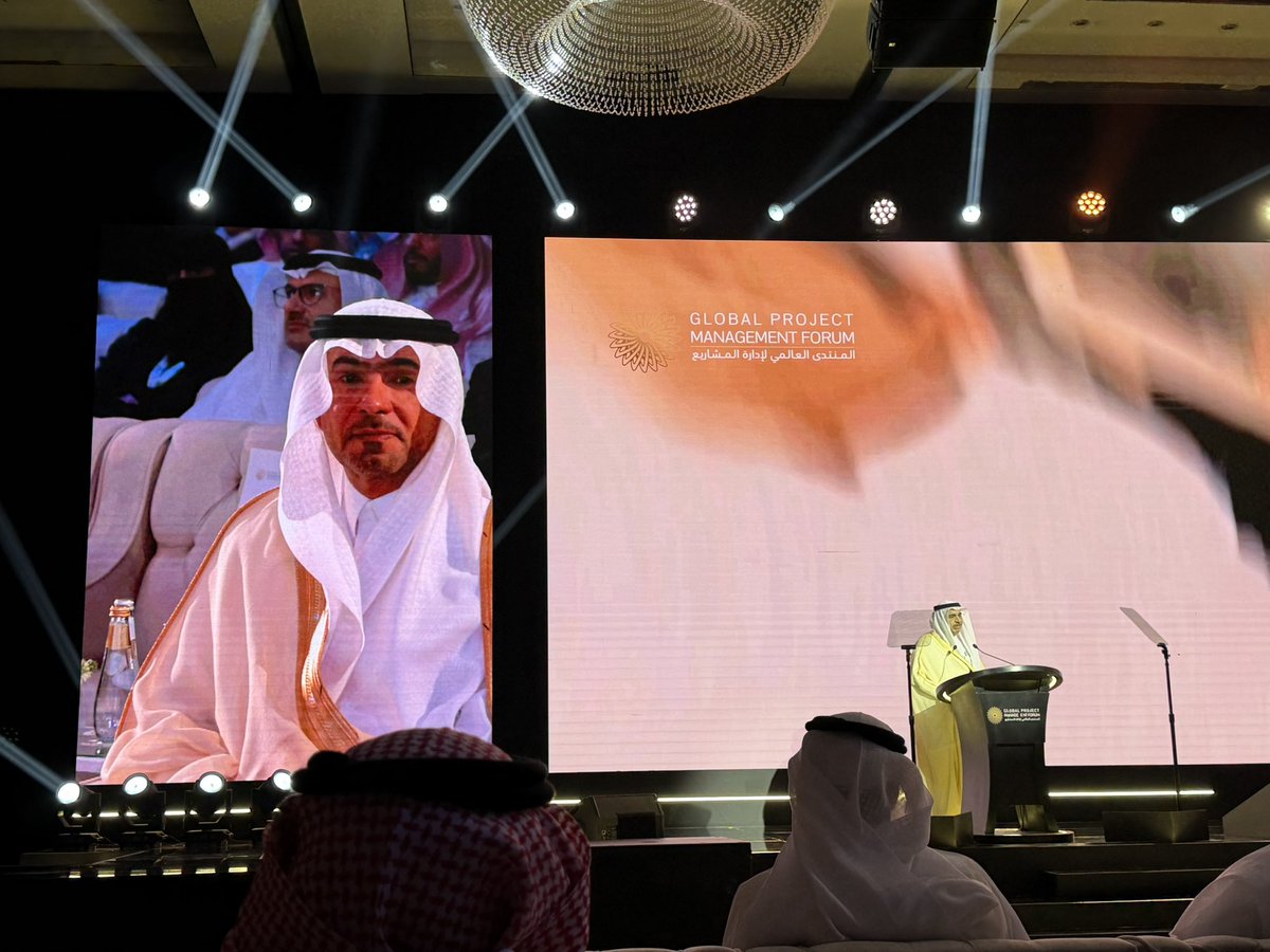 AlsurfM's tweet photo. تشرفت اليوم، 20 سبتمبر 2026، باستلام تكريم من معالي وزير البلديات والإسكان الأستاذ ماجد بن عبدالله الحقيل @majedhogail، خلال حفل التكريم في المنتدى العالمي لإدارة المشاريع (GPMF).

ويأتي هذا التكريم بالتزامن مع مشاركة تحالف البناء الأخضر السعودي (SGBA) كشريك علمي للمنتدى، في خطوة تعكس أهمية دمج مفاهيم الاستدامة والبناء الأخضر في إدارة المشاريع، وتعزيز حضورها ضمن منظومة المشاريع والتنمية في المملكة.

وبصفته العضو الرسمي للمجلس العالمي للمباني الخضراء World Green Building Council  في المملكة العربية السعودية، يواصل التحالف العمل على بناء جسور التعاون مع الجهات الحكومية والخاصة والمهنية، ونقل المعرفة، ودعم التحول نحو بيئة مبنية أكثر استدامة وكفاءة.

أتقدم بالشكر لمعالي الوزير على هذا التكريم، وللقائمين على المنتدى العالمي لإدارة المشاريع على هذه الشراكة والتقدير وعلى رأسهم سعادة المهندس بدر بورشيد  @BadrBurshaid 

هذا التكريم بالنسبة لي ليس محطة وصول، بل مسؤولية إضافية لمواصلة العمل من أجل أن تكون الاستدامة جزءًا أصيلًا من كل مشروع نصممه ونبنيه ونديره في المملكة. 🇸🇦🌱

@SGBA_Saudi 
@GPMForum 
#تحالف_البناء_الأخضر_السعودي
#SGBA #GPMF #WorldGBC #Sustainability #GreenBuilding #ProjectManagement #SaudiArabia #Vision2030