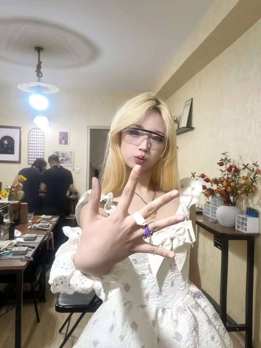 neoidfor2weeks's tweet photo. 海马体照相馆化妆师 去拍证件照 我悄悄说那以后你教我 私下加了微信 每天暧昧聊天 来我家帮我化妆吧 就给强推了 拍视频比较害羞 嘴里一直说不让拍 最后还是妥协@coco051139830

电报免费预览群🔗 https://t.co/053n4yiW7w

完整版视频电报群已更新

@Sentoyun
 @Sentodan
 @Sentofen
 @Sentohua https://t.co/LAFXlDYUec