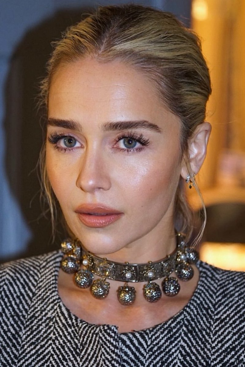 sboficial's tweet photo. QUE MULHER! Emilia Clarke emociona em novas fotos. https://t.co/bLHqM7f8Xw