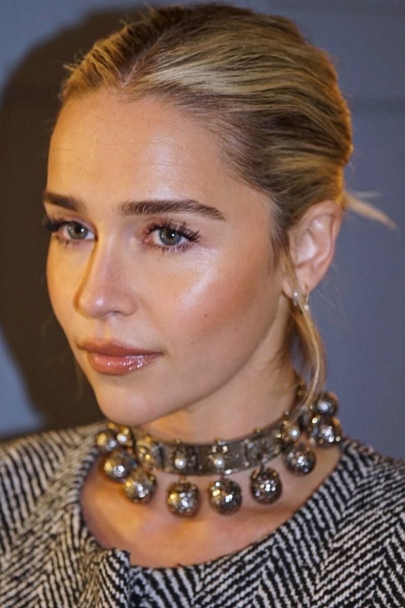 sboficial's tweet photo. QUE MULHER! Emilia Clarke emociona em novas fotos. https://t.co/bLHqM7f8Xw